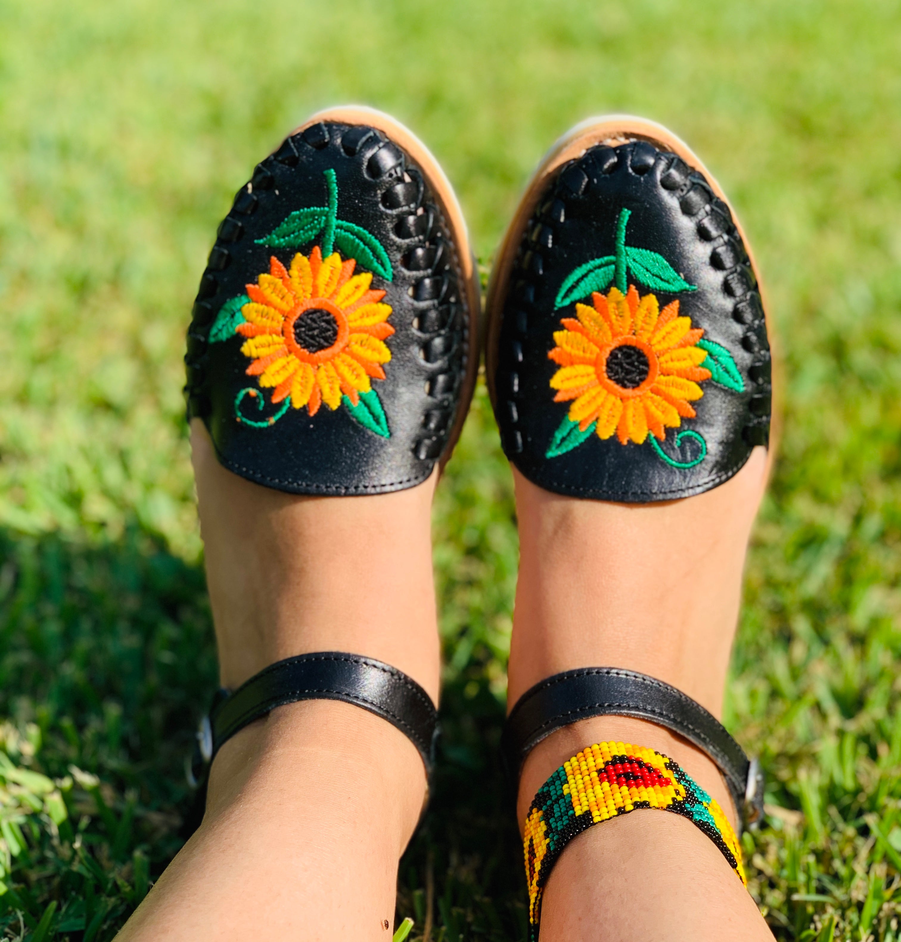 Black sunflower buckle